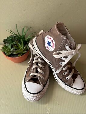 Women’s Converse Taupe high top Chuck Taylor Sneakers Sz 6.5